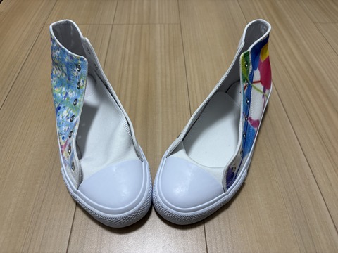 凛さんが視線入力で描いた絵でデザインされたハイカットシューズ