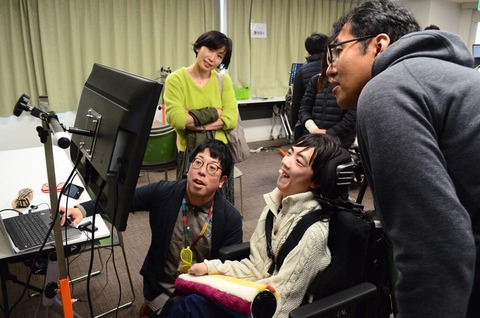 引地さんの視線入力体験ブースに伊藤さんが参戦