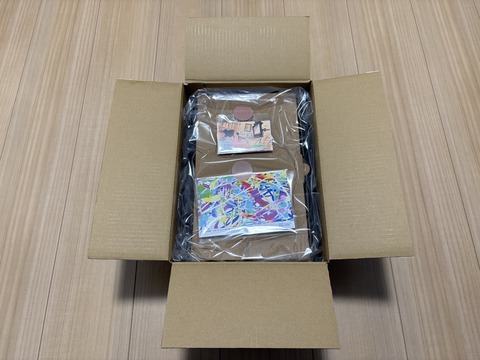 開封した段ボール箱