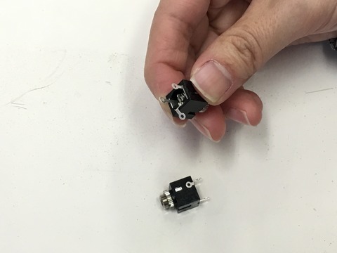 ボックスジャックの取付端子1本を折る