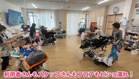 水鉄砲合戦に興じるみんな