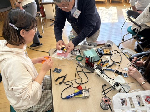 スイッチ・インターフェイスを製作中の参加者