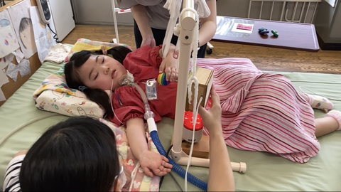 点灯したライトを見るBさん