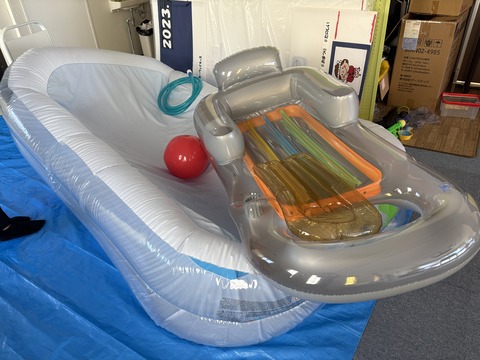 ビニールプールと浮き具