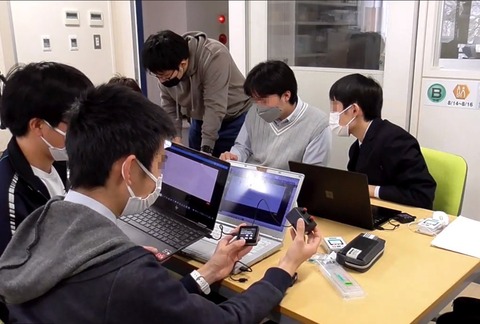 課題解決に向けて知恵を出し合う学生