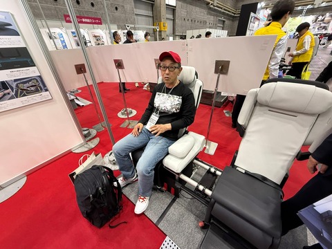 車いす機能がついた航空機のシート