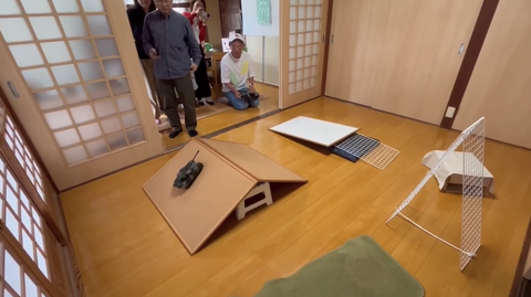 ラジコン戦車を操作するSam