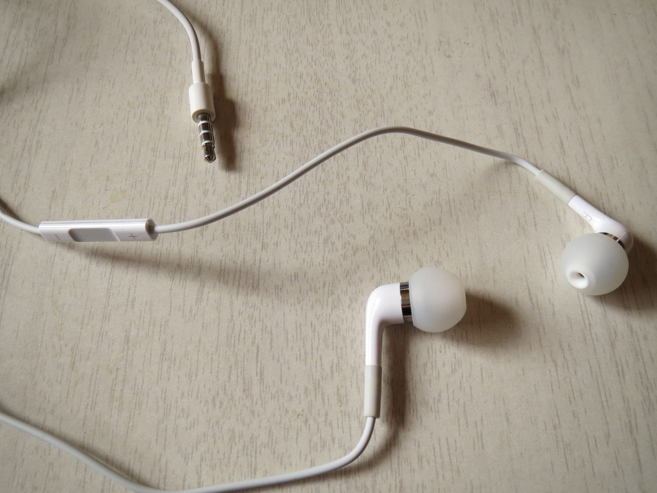 apple in ear headphones with mic