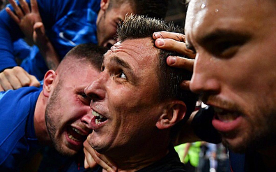 サッカー こんなこと初めてだよ クロアチアの歓喜の輪に 巻き込まれた カメラマンが話題に xxニュース サッカー こんなこと初めてだよ クロアチアの歓喜の輪に 巻き込まれた カメラマンが話題に xxニュース