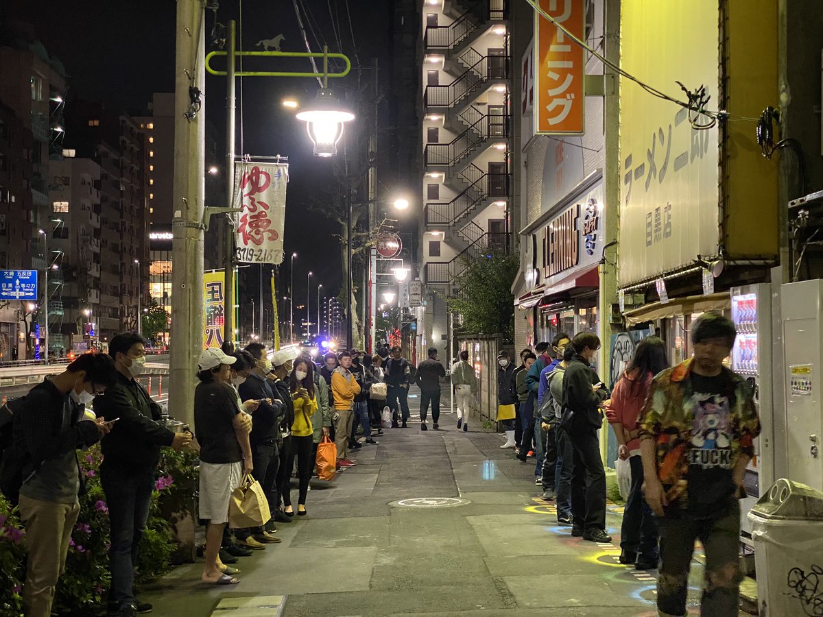 画像 ラーメン二郎目黒店に持ち帰り用の鍋を持った客の行列ができる xxニュース 画像 ラーメン二郎目黒店に持ち帰り用の鍋を持った客の行列ができる xxニュース