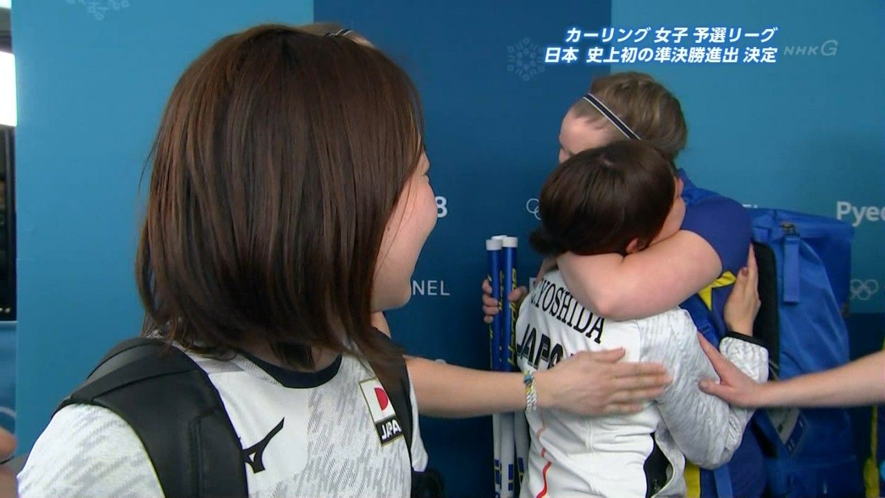 悲報 カーリング女子の日本代表 インタビュー中にスウェーデン代表とイチャついてしまう xxニュース 悲報 カーリング女子の日本代表 インタビュー中にスウェーデン代表とイチャついてしまう xxニュース