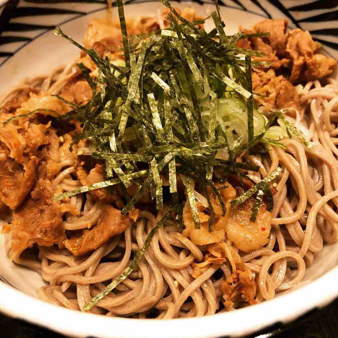 おらが蕎麦で名物旨辛牛肉そばを食す 中盛り おいしいグルメ ランチを食べて幸せ 元気になろう