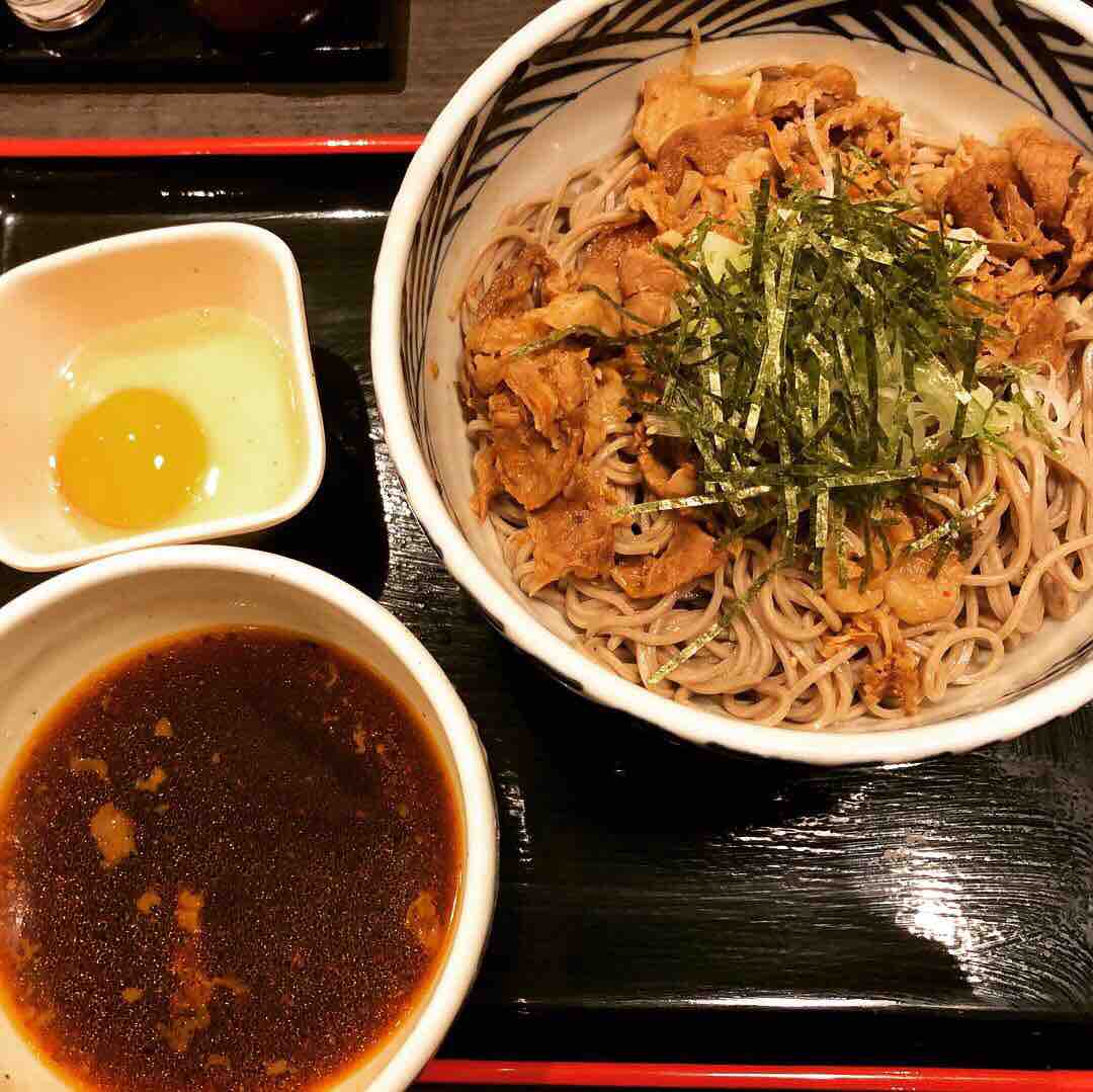 おらが蕎麦で名物旨辛牛肉そばを食す 中盛り おいしいグルメ ランチを食べて幸せ 元気になろう