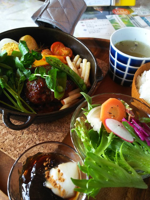 にわとり食堂（２時頃から竹田さんのピアノ生演奏）