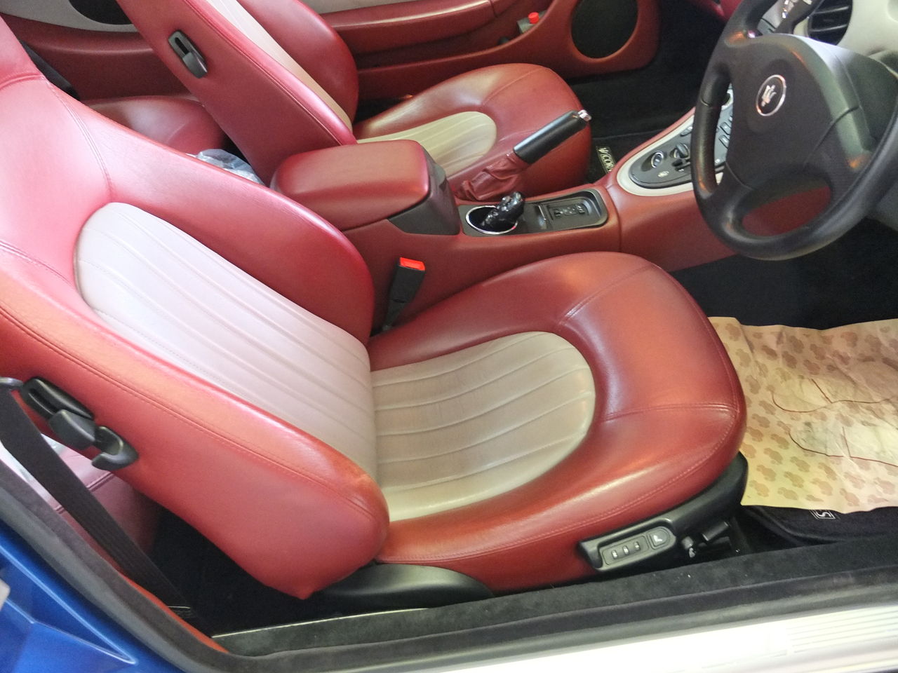 マセラティ クーペ レザーシートリペア 新型レザーパテ導入 なるほど なるほ堂