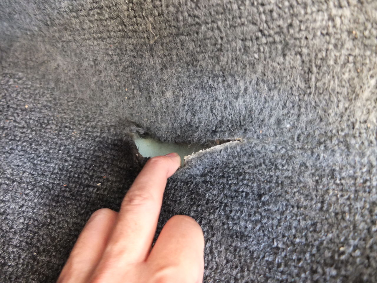 日産 スカイラインgtr bnr32 フロアーカーペット破れリペア 部分縫いと接着 なるほど なるほ堂 日産 スカイラインgtr bnr32 フロアーカーペット破れリペア 部分縫いと接着 なるほど なるほ堂