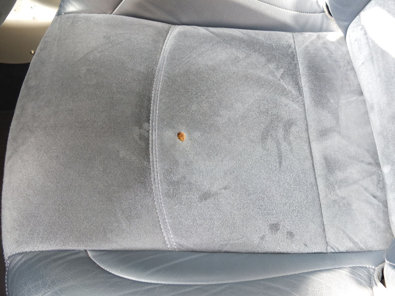 ルノー クリオｖ６ シートリペア アルカンターラのタバコ穴 なるほど なるほ堂