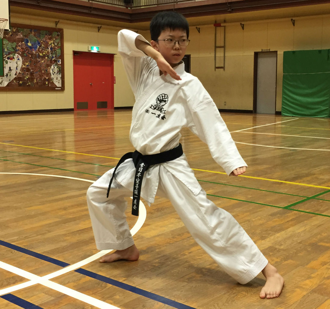 中学生の形と蹴りの練習 空手 一友会 金森道場 市川市新井小 中学生の形と蹴りの練習 空手 一友会 金森道場 市川市新井小