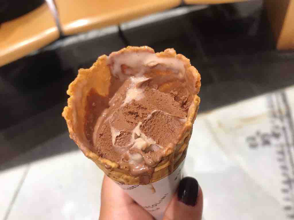 チョコレートとマロンのダブルアイスクリーム ピエール マルコリーニ グランスタ店 Pierre Marcolini 東京 つぎの角をまがったら