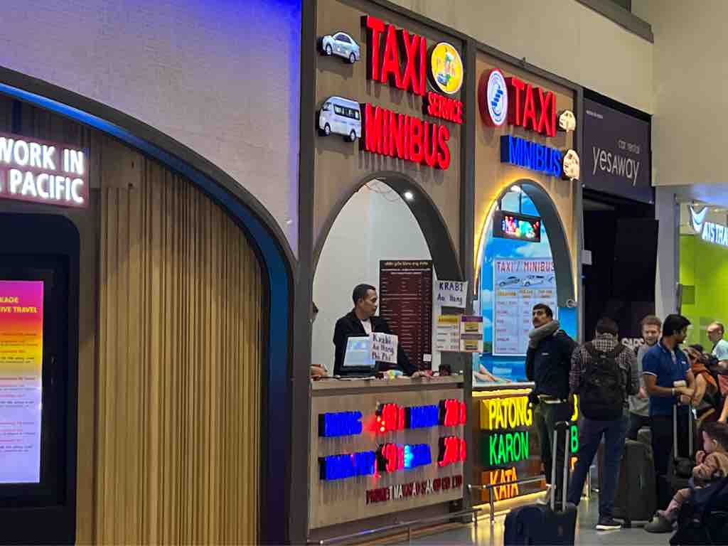 プーケッ空港〜パトン ミニバスが寄り道と遠回り？ - 2023.01 プーケット一人旅 vol.5 : つぎの角をまがったら