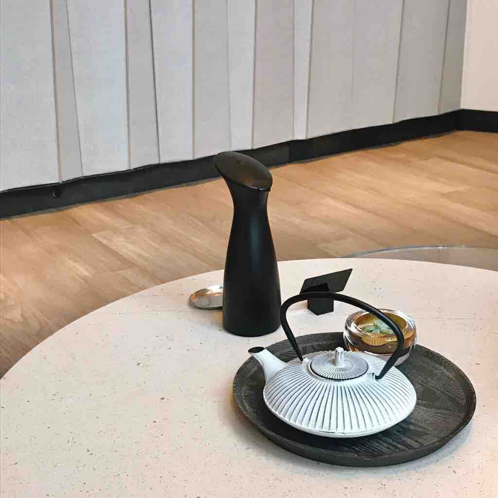 シャンパンフリーフロー Art Exhibition Afternoon Tea District キンプトン 新宿東京 新宿 つぎの角をまがったら シャンパンフリーフロー Art Exhibition Afternoon Tea District キンプトン 新宿東京 新宿 つぎの角をまがったら