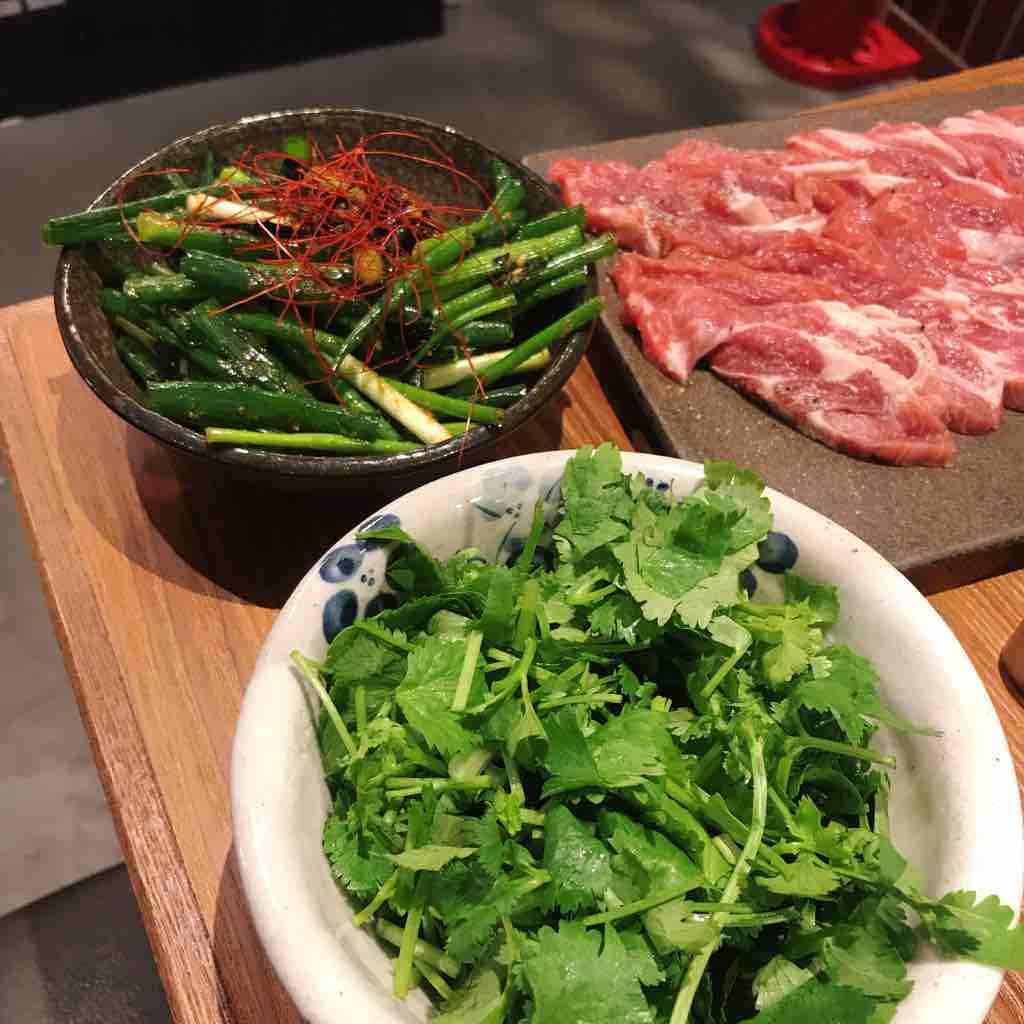 ミディアムレアなジンギスカン ジンギスカン羊一 新宿 つぎの角をまがったら