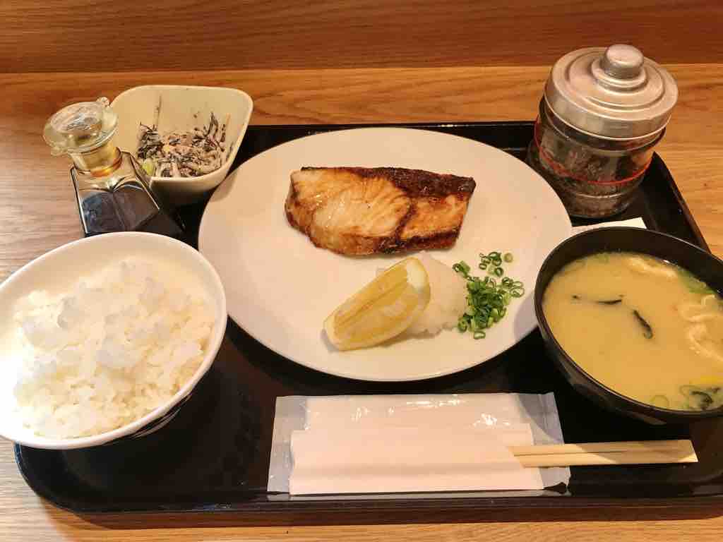 魚が旨い 梅山鉄平食堂で焼き魚定食ランチ 博多 21 04 05 関西旅 九州一周gw一人旅 Vol 57 つぎの角をまがったら