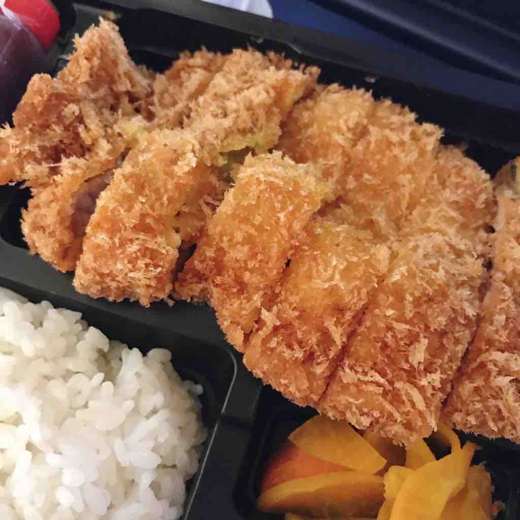 わさびトンカツをテイクアウト とんかつ水泉 十条 つぎの角をまがったら わさびトンカツをテイクアウト とんかつ水泉 十条 つぎの角をまがったら