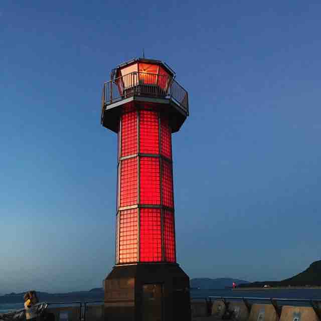 夕日とガラスの赤灯台 せとしるべ 高松築港 18 08 週末高松 Vol 7 つぎの角をまがったら