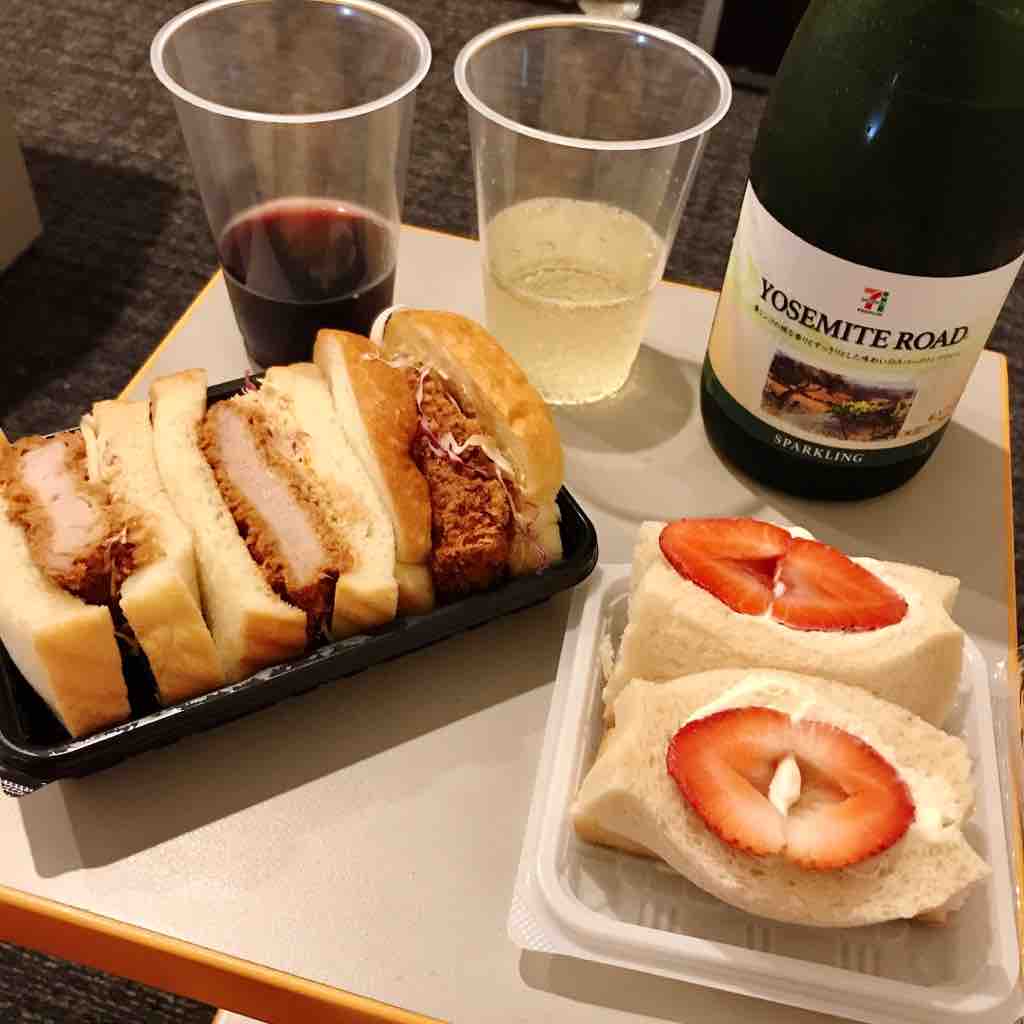 俺のbakery Cafeでカツサンドとイチゴサンドをテイクアウト 東銀座 つぎの角をまがったら