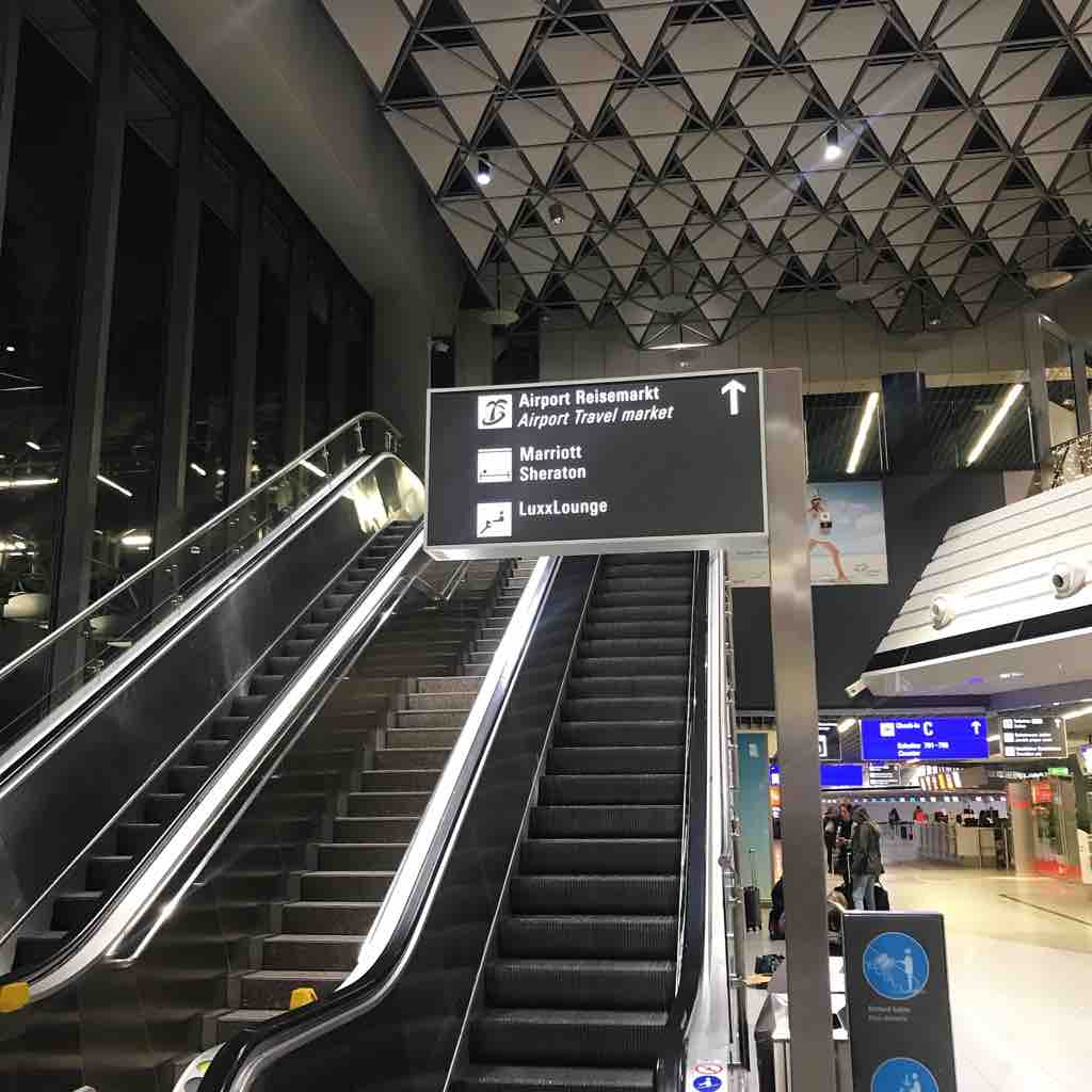 Luxxlounge ルクスラウンジ が超絶見つかりにくい フランクフルト国際空港 19 11 ドイツ オーストリア一人旅 Vol 22 つぎの角をまがったら