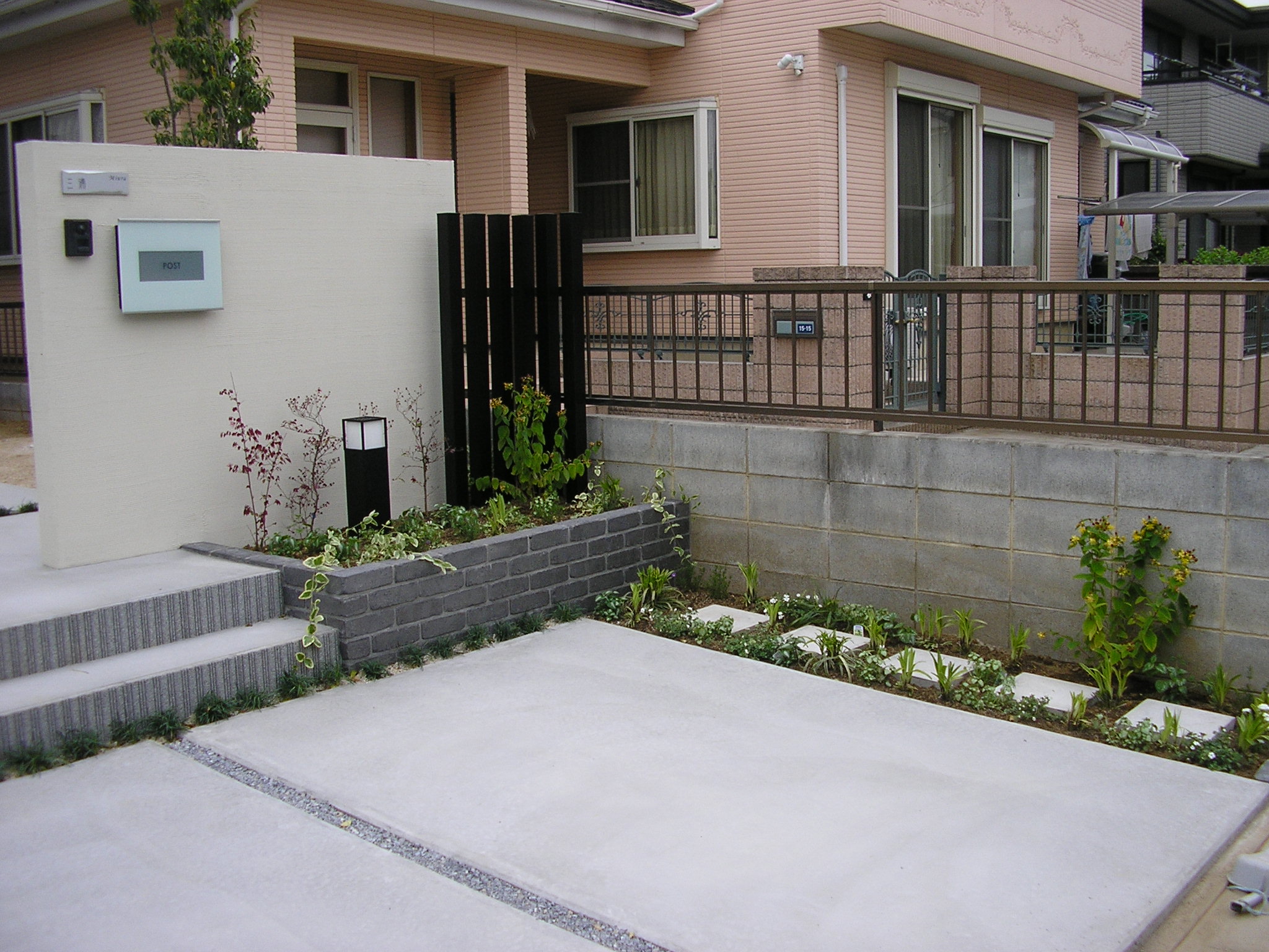 クールモダン住宅の花壇スタイル お庭と草花