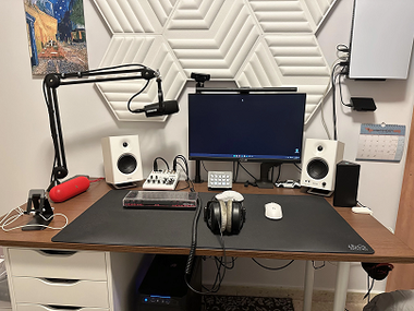 my-2025-desk-setup-v0-g9brp1navibe1