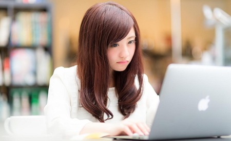 パソコンに向かうかわいい彼女