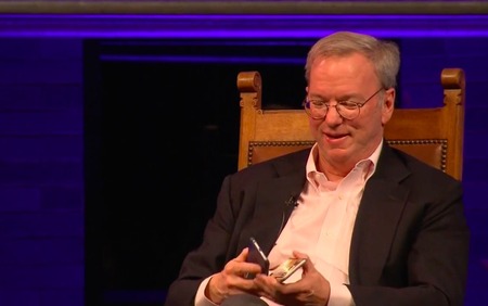 Eric-Schmidt-holding-iPhne-6s-Galaxy-S7-image-001