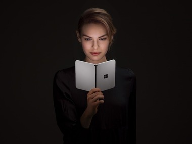 surface-duo-press-girl-dark