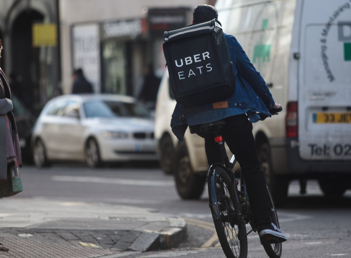 悲報】ウーバーイーツなどの宅配代行サービスの配達員、背番号義務化へ 