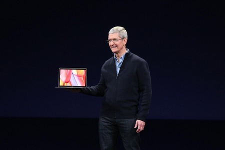 tim-cook-new-macbook-2015