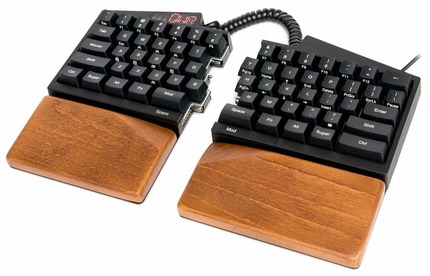 uhk-split-palm-rest-1920-1200x769