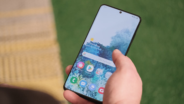 Galaxy-S20-punchhole-in-hand