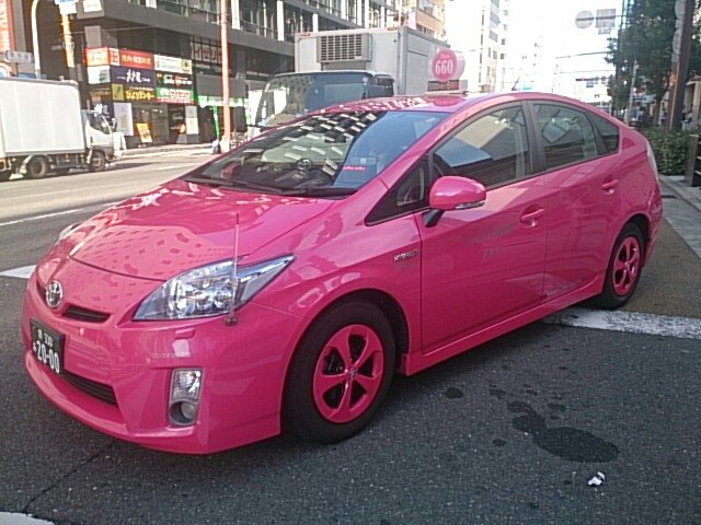 ピンクのプリウスタクシー見つけました イディアのブログ