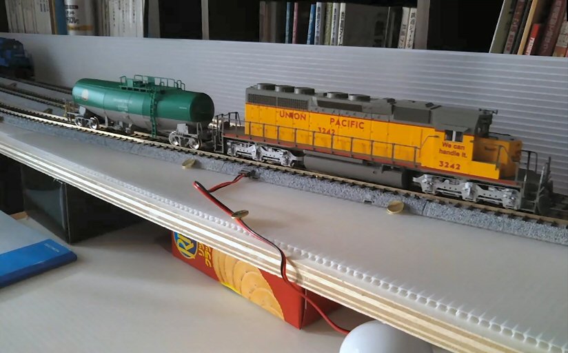 HOゲージSD40-2ディーゼル機関車入換動画から : 鉄道模型