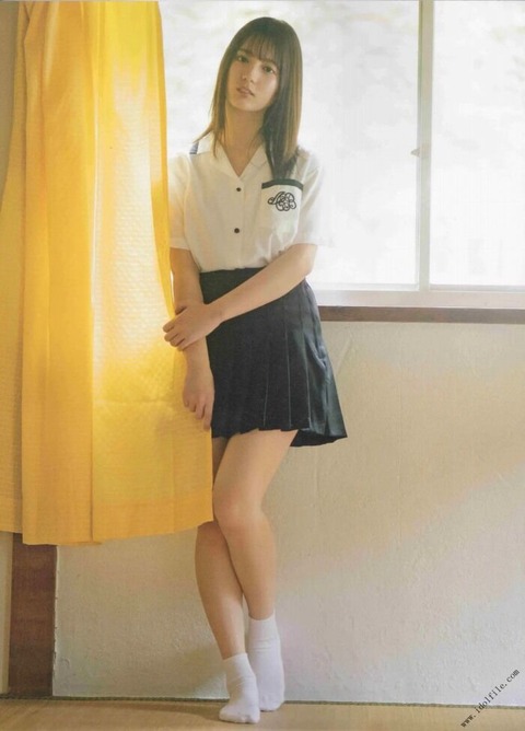 小坂菜緒 太もも画像！美脚がたまらない！