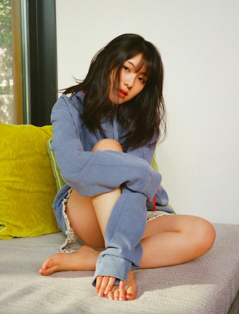浜辺美波 足裏・足指の生足画像！裸足がかわいすぎる！
