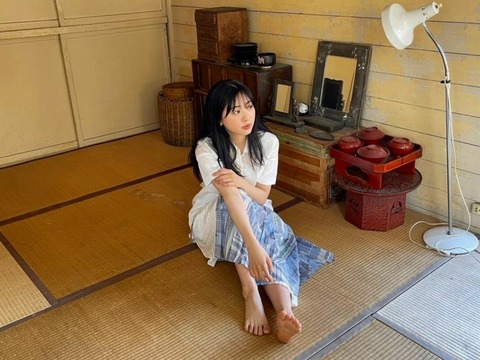 富田鈴花 足裏・足指の生足画像！裸足がかわいすぎる！