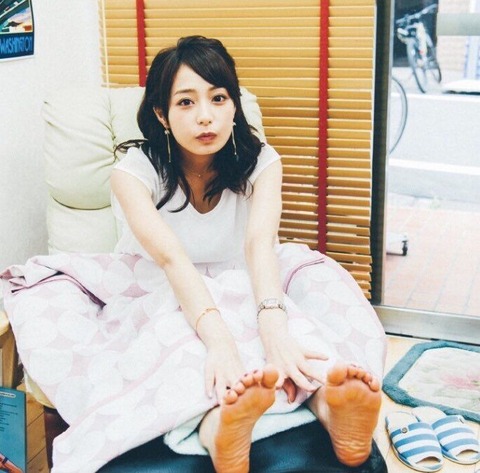 宇垣美里 足裏・足指フェチ画像！生々しい足がたまらない！
