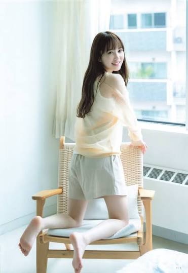 加藤史帆 足裏・足指の生足画像！裸足がたまらない！