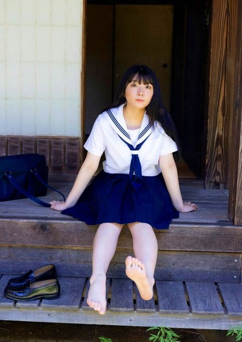 進藤あまね 足裏・足指フェチ画像！生々しい足がたまらない！