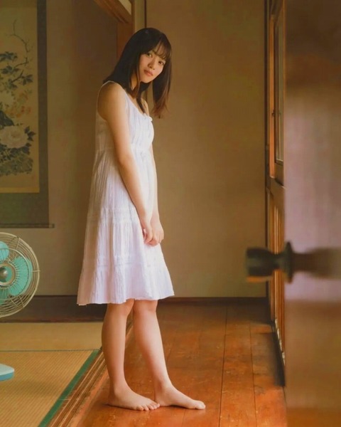 宮田愛萌 足裏・足指の生足画像！裸足がかわいすぎる！