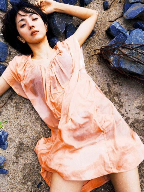 満島ひかり 熟女水着グラビア画像！大人の美しさに見惚れる！